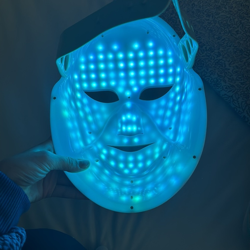 Cleopatra Gold LED Face Mask with Accessories - Picture 9 of 10